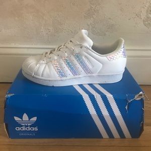 PRE OWNED KIDS ADIDAS SUPERSTARS SZ 4